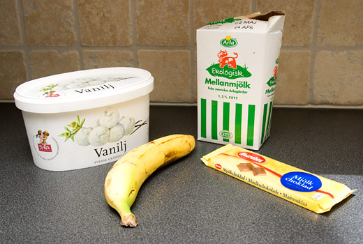 Ingredienser till banan- och vaniljmilkshake med chokladsmulor