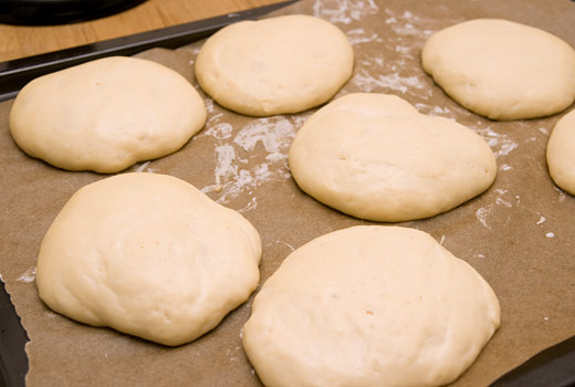 Hamburgerbröd innan andra jäsningen